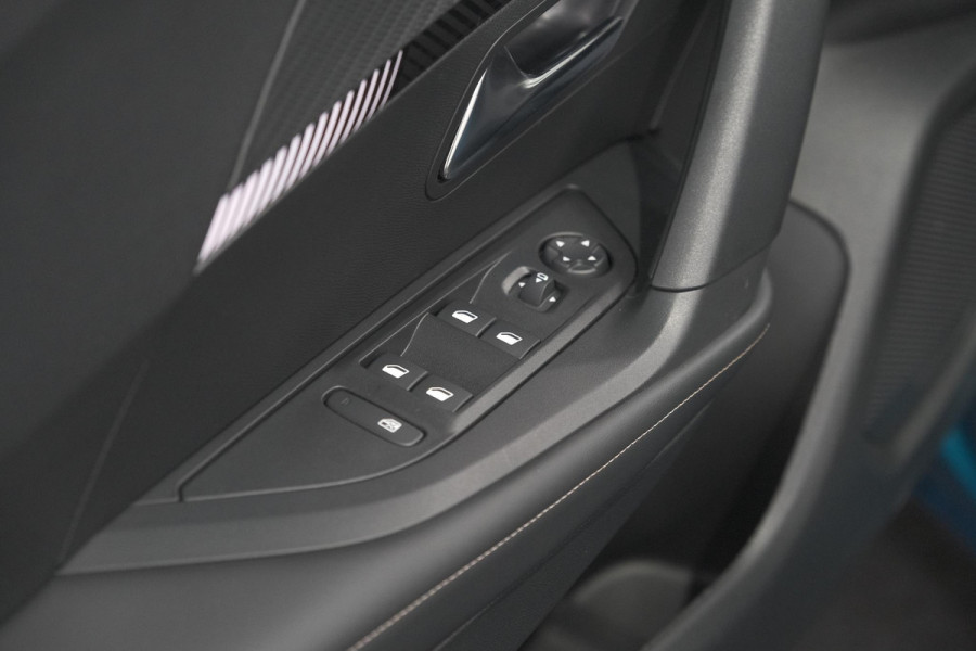 Peugeot e-2008 EV Allure Avantage 54 kWh | SOH 97,6% | 11 KW Lader | Apple Carplay | Parkeersensoren