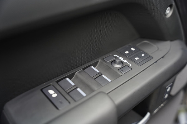 Land Rover Defender P300 E 110 X-Dynamic HSE / Meridian / Elek. Trekhaak / Stoel Koeling