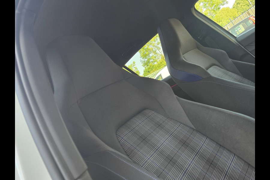 Volkswagen Golf 1.4 eHybrid GTE / Aut / Acc / Dode Hoek / Lane Assist / Apple Carplay / Led / Pdc / Allu Velgen