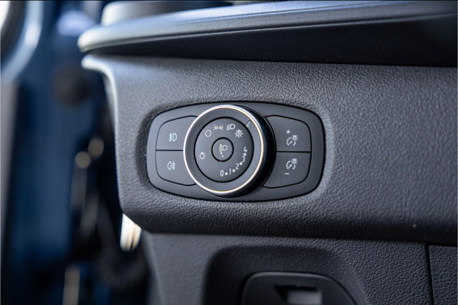 Ford Transit Custom 320 2.0 TDCI 170 PK L2H1 Limited DC | ACC | Navigatie | CarPlay | Camera | Trekhaak | Stoelverwarming | L+R Schuifdeur | Dodehoek | DAB | Dubbel cabine | Nieuwe APK | Euro 6