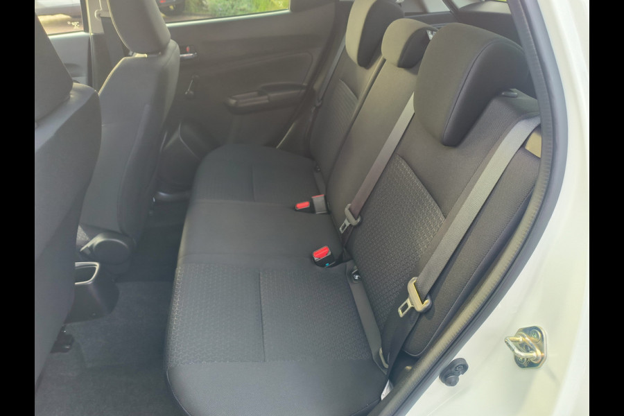 Suzuki Swift 1.2 Select Smart Hybrid uit 2025 Rijklaar + 12 maanden Bovag-garantie Henk Jongen Auto's in Helmond,  al 50 jaar service zoals 't hoort!