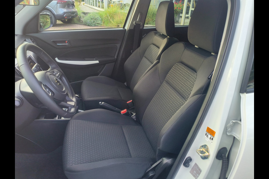 Suzuki Swift 1.2 Select Smart Hybrid uit 2025 Rijklaar + 12 maanden Bovag-garantie Henk Jongen Auto's in Helmond,  al 50 jaar service zoals 't hoort!