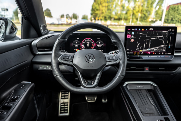 Volkswagen T-Roc 1.5 eTsi R-Line First Edition Pano/360/Trekhaak/HUD