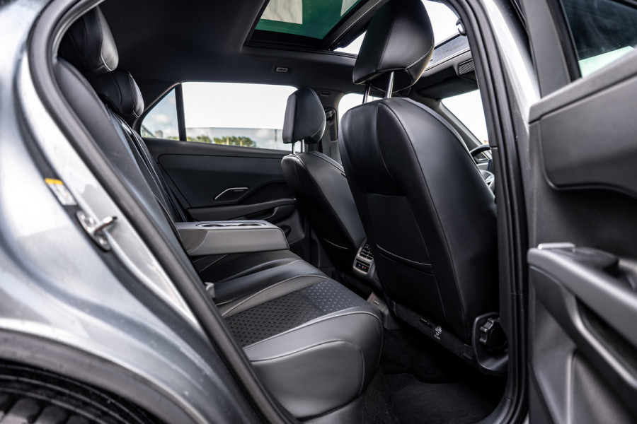 Volkswagen T-Roc 1.5 eTsi R-Line First Edition Pano/360/Trekhaak/HUD