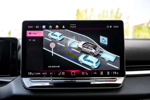 Volkswagen T-Roc 1.5 eTsi R-Line First Edition Pano/360/Trekhaak/HUD