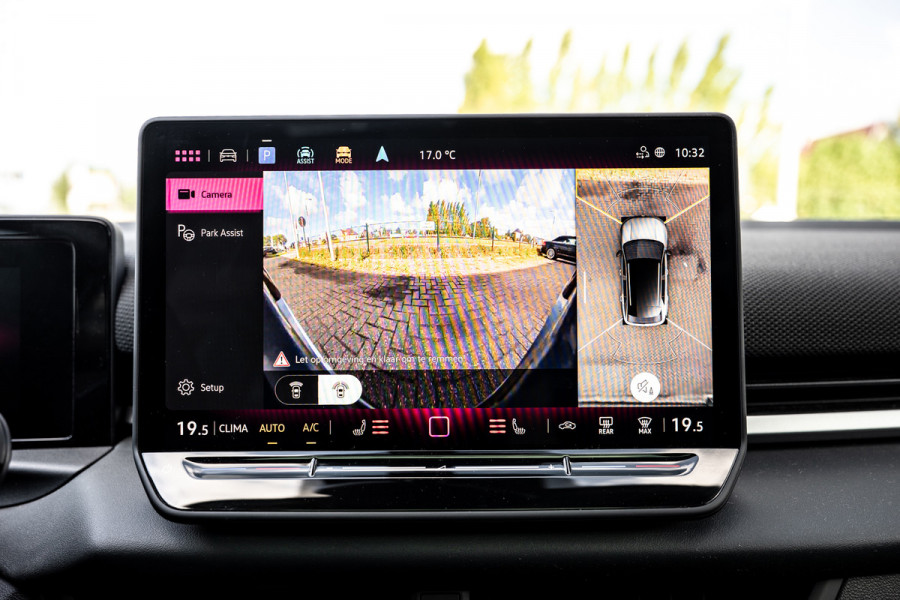 Volkswagen T-Roc 1.5 eTsi R-Line First Edition Pano/360/Trekhaak/HUD