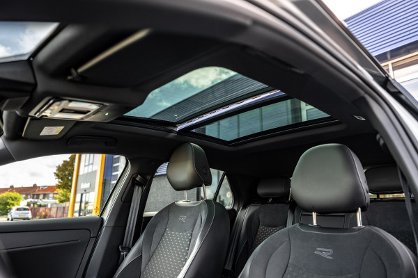 Volkswagen T-Roc 1.5 eTsi R-Line First Edition Pano/360/Trekhaak/HUD