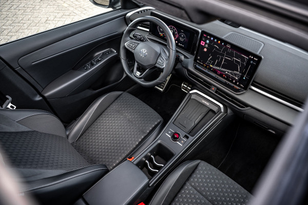 Volkswagen T-Roc 1.5 eTsi R-Line First Edition Pano/360/Trekhaak/HUD