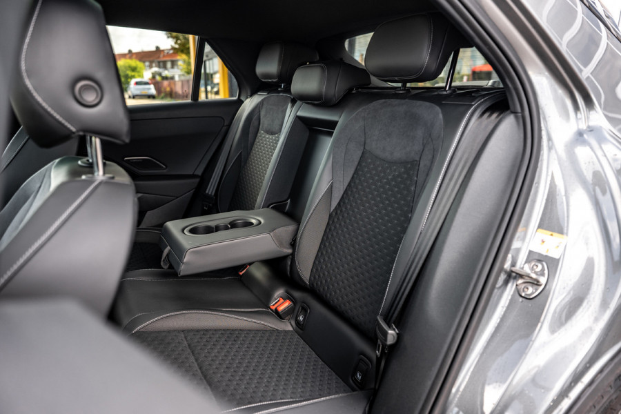 Volkswagen T-Roc 1.5 eTsi R-Line First Edition Pano/360/Trekhaak/HUD