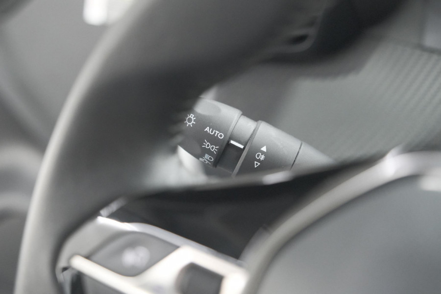Peugeot 208 PureTech 100 Allure | Apple Carplay | Parkeersensoren | Lichtmetalen velgen