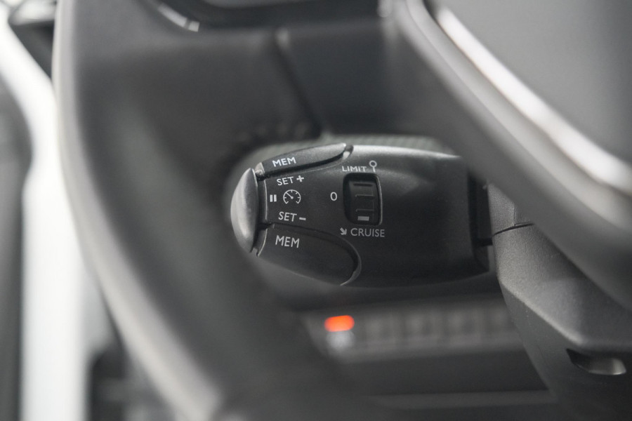 Peugeot 208 PureTech 100 Allure | Apple Carplay | Parkeersensoren | Lichtmetalen velgen