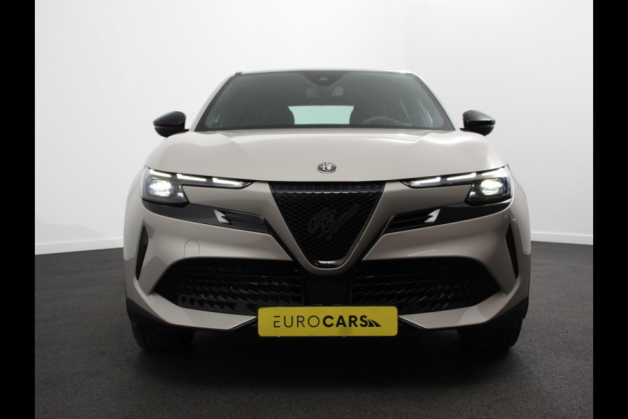 Alfa Romeo junior Elettrica Automaat 156PK Adaptieve Cruise Control Full Led Matrix Parkeer sensoren Navigatie Apple Carplay / Android auto  Climate Control
