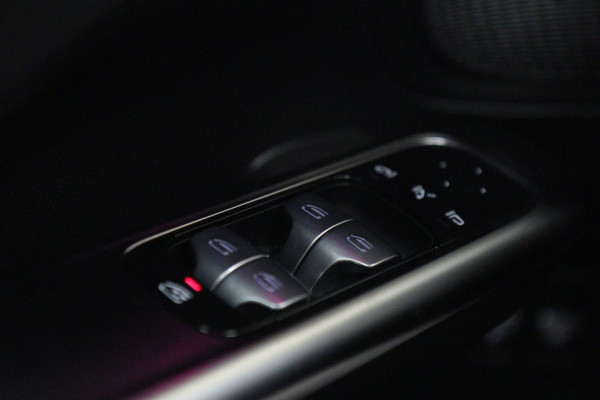 Mercedes-Benz C-Klasse 300 E AMG Line PANO/CARPLAY/SFEERV/CAMERA/BOMVOL