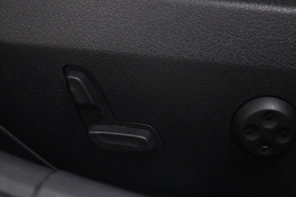 Mercedes-Benz C-Klasse 300 E AMG Line PANO/CARPLAY/SFEERV/CAMERA/BOMVOL
