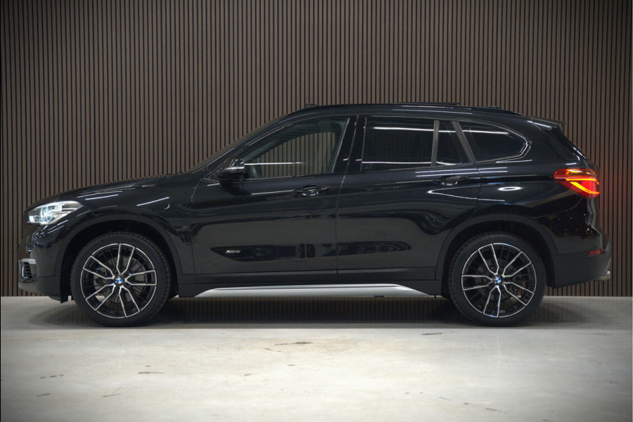 BMW X1 xDrive20i High Executive | Panoramadak | Head-Up Display | Stoelverwarming | HIFI | Camera | Leer | Trekhaak | Cruise Control | LED | Navigatie | NAP | Dealer Onderhouden | Automaat | Parkeersensoren | Climate Contro