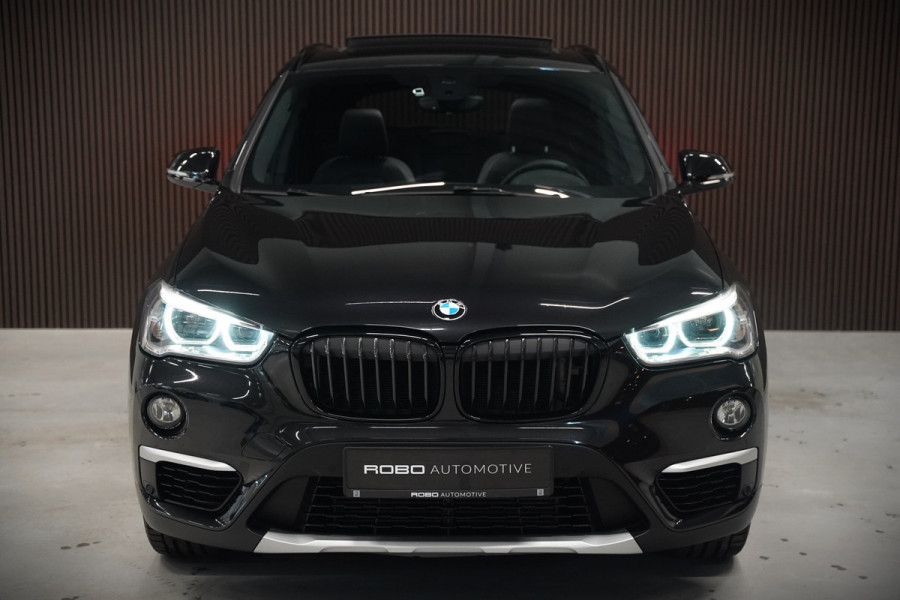 BMW X1 xDrive20i High Executive | Panoramadak | Head-Up Display | Stoelverwarming | HIFI | Camera | Leer | Trekhaak | Cruise Control | LED | Navigatie | NAP | Dealer Onderhouden | Automaat | Parkeersensoren | Climate Contro