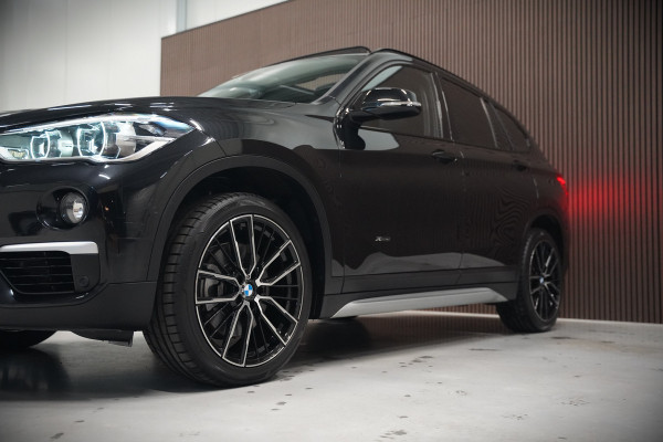 BMW X1 xDrive20i High Executive | Panoramadak | Head-Up Display | Stoelverwarming | HIFI | Camera | Leer | Trekhaak | Cruise Control | LED | Navigatie | NAP | Dealer Onderhouden | Automaat | Parkeersensoren | Climate Contro