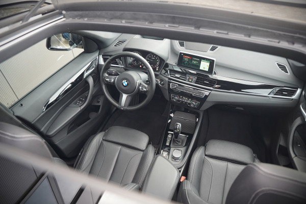 BMW X1 xDrive20i High Executive | Panoramadak | Head-Up Display | Stoelverwarming | HIFI | Camera | Leer | Trekhaak | Cruise Control | LED | Navigatie | NAP | Dealer Onderhouden | Automaat | Parkeersensoren | Climate Contro