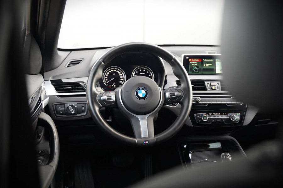 BMW X1 xDrive20i High Executive | Panoramadak | Head-Up Display | Stoelverwarming | HIFI | Camera | Leer | Trekhaak | Cruise Control | LED | Navigatie | NAP | Dealer Onderhouden | Automaat | Parkeersensoren | Climate Contro