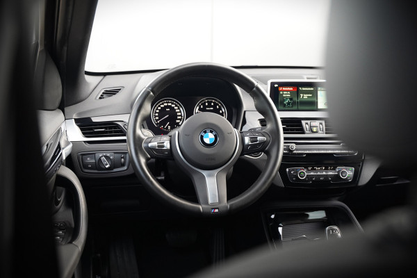 BMW X1 xDrive20i High Executive | Panoramadak | Head-Up Display | Stoelverwarming | HIFI | Camera | Leer | Trekhaak | Cruise Control | LED | Navigatie | NAP | Dealer Onderhouden | Automaat | Parkeersensoren | Climate Contro