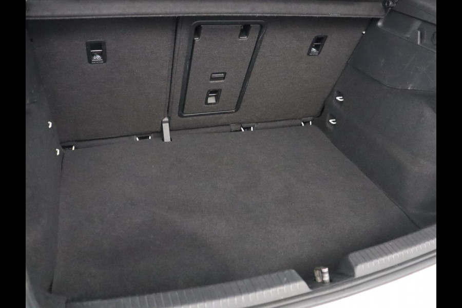 Volkswagen ID.3 First Plus 58 kWh | SOH 91,4% | Camera | LED | Stoelverwarming | LM-Velgen |