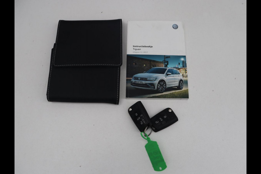 Volkswagen Tiguan 1.4 TSI Comfortline Business | Panoramadak | Adaptive cruise | Park assist | Navigatie | Carplay | Climate control | Stoelverwarming | Stoelmasage |