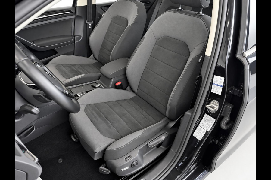 Volkswagen Golf Variant 1.5 TSI Highline 150pk Automaat Panoramadak Trekhaak Navigatie Apple Carplay Android Auto Camera Parkeersensoren Adaptive Cruise Control Full Led Stoelverwarming Climate Control Lichtmetalen velgen