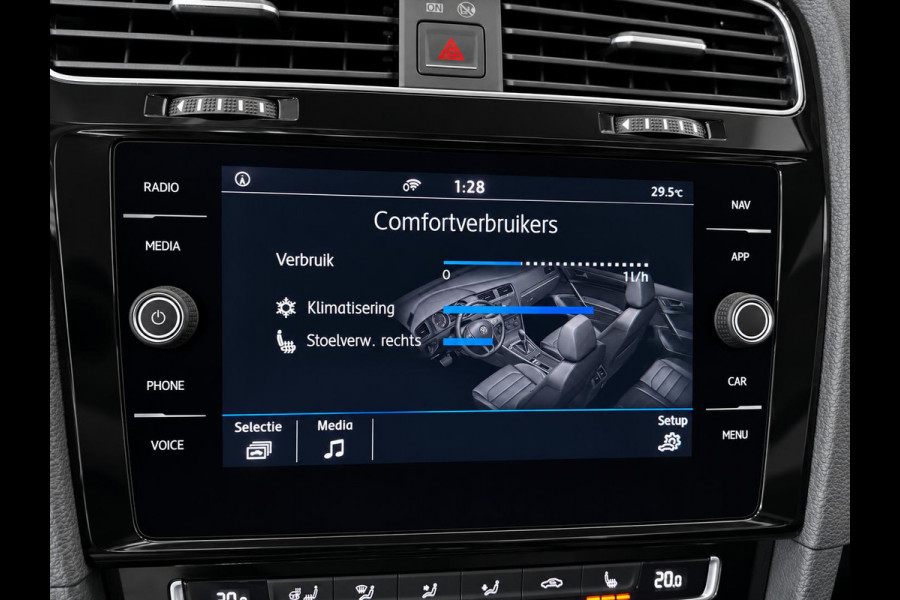 Volkswagen Golf Variant 1.5 TSI Highline 150pk Automaat Panoramadak Trekhaak Navigatie Apple Carplay Android Auto Camera Parkeersensoren Adaptive Cruise Control Full Led Stoelverwarming Climate Control Lichtmetalen velgen