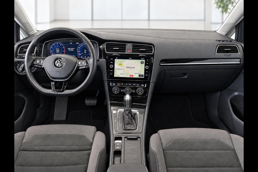 Volkswagen Golf Variant 1.5 TSI Highline 150pk Automaat Panoramadak Trekhaak Navigatie Apple Carplay Android Auto Camera Parkeersensoren Adaptive Cruise Control Full Led Stoelverwarming Climate Control Lichtmetalen velgen
