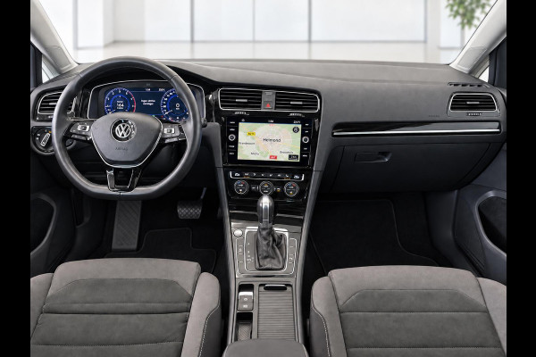 Volkswagen Golf Variant 1.5 TSI Highline 150pk Automaat Panoramadak Trekhaak Navigatie Apple Carplay Android Auto Camera Parkeersensoren Adaptive Cruise Control Full Led Stoelverwarming Climate Control Lichtmetalen velgen