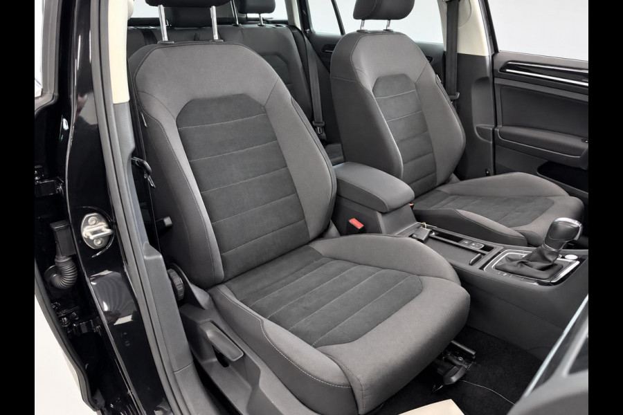 Volkswagen Golf Variant 1.5 TSI Highline 150pk Automaat Panoramadak Trekhaak Navigatie Apple Carplay Android Auto Camera Parkeersensoren Adaptive Cruise Control Full Led Stoelverwarming Climate Control Lichtmetalen velgen