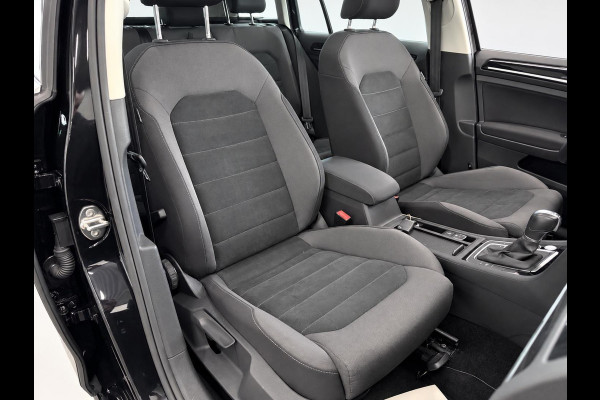 Volkswagen Golf Variant 1.5 TSI Highline 150pk Automaat Panoramadak Trekhaak Navigatie Apple Carplay Android Auto Camera Parkeersensoren Adaptive Cruise Control Full Led Stoelverwarming Climate Control Lichtmetalen velgen