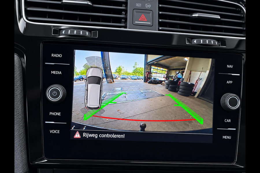 Volkswagen Golf Variant 1.5 TSI Highline 150pk Automaat Panoramadak Trekhaak Navigatie Apple Carplay Android Auto Camera Parkeersensoren Adaptive Cruise Control Full Led Stoelverwarming Climate Control Lichtmetalen velgen