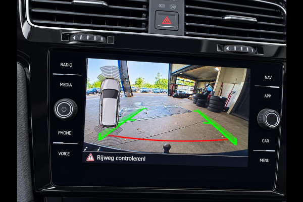 Volkswagen Golf Variant 1.5 TSI Highline 150pk Automaat Panoramadak Trekhaak Navigatie Apple Carplay Android Auto Camera Parkeersensoren Adaptive Cruise Control Full Led Stoelverwarming Climate Control Lichtmetalen velgen