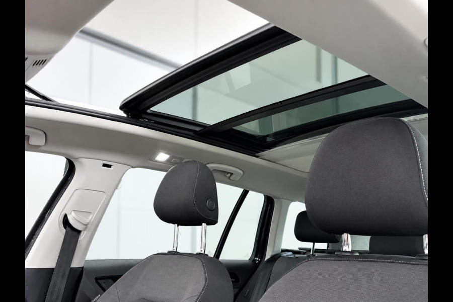 Volkswagen Golf Variant 1.5 TSI Highline 150pk Automaat Panoramadak Trekhaak Navigatie Apple Carplay Android Auto Camera Parkeersensoren Adaptive Cruise Control Full Led Stoelverwarming Climate Control Lichtmetalen velgen