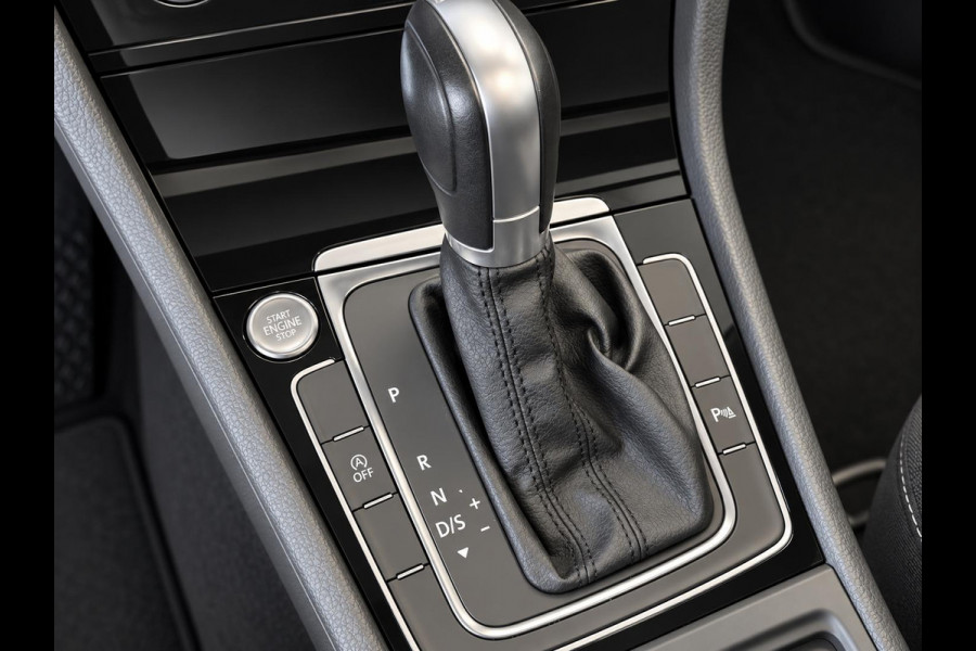 Volkswagen Golf Variant 1.5 TSI Highline 150pk Automaat Panoramadak Trekhaak Navigatie Apple Carplay Android Auto Camera Parkeersensoren Adaptive Cruise Control Full Led Stoelverwarming Climate Control Lichtmetalen velgen