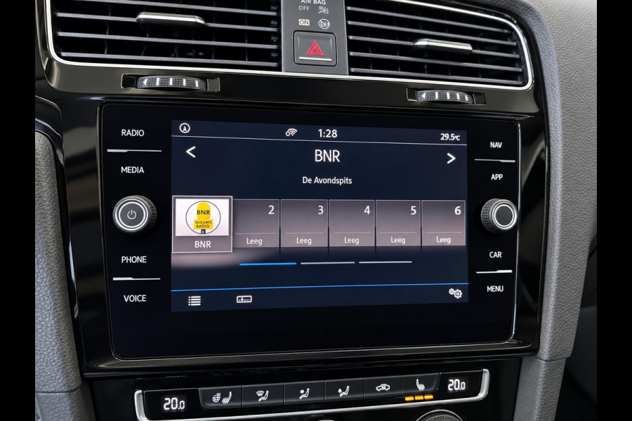 Volkswagen Golf Variant 1.5 TSI Highline 150pk Automaat Panoramadak Trekhaak Navigatie Apple Carplay Android Auto Camera Parkeersensoren Adaptive Cruise Control Full Led Stoelverwarming Climate Control Lichtmetalen velgen