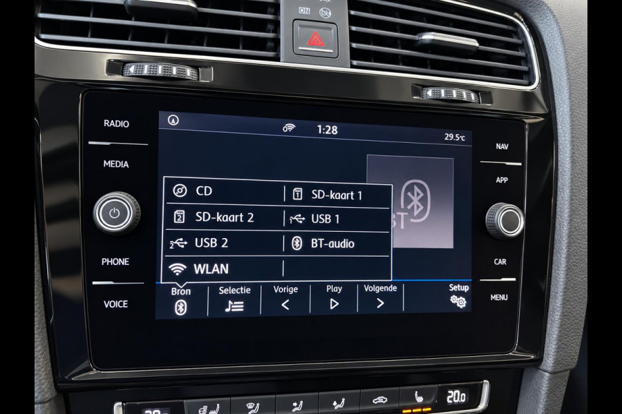 Volkswagen Golf Variant 1.5 TSI Highline 150pk Automaat Panoramadak Trekhaak Navigatie Apple Carplay Android Auto Camera Parkeersensoren Adaptive Cruise Control Full Led Stoelverwarming Climate Control Lichtmetalen velgen