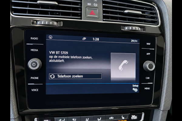Volkswagen Golf Variant 1.5 TSI Highline 150pk Automaat Panoramadak Trekhaak Navigatie Apple Carplay Android Auto Camera Parkeersensoren Adaptive Cruise Control Full Led Stoelverwarming Climate Control Lichtmetalen velgen