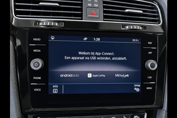 Volkswagen Golf Variant 1.5 TSI Highline 150pk Automaat Panoramadak Trekhaak Navigatie Apple Carplay Android Auto Camera Parkeersensoren Adaptive Cruise Control Full Led Stoelverwarming Climate Control Lichtmetalen velgen