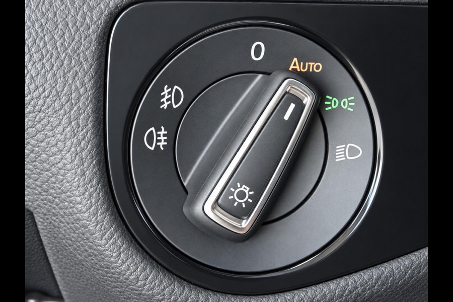 Volkswagen Golf Variant 1.5 TSI Highline 150pk Automaat Panoramadak Trekhaak Navigatie Apple Carplay Android Auto Camera Parkeersensoren Adaptive Cruise Control Full Led Stoelverwarming Climate Control Lichtmetalen velgen