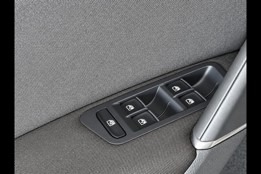 Volkswagen Golf Variant 1.5 TSI Highline 150pk Automaat Panoramadak Trekhaak Navigatie Apple Carplay Android Auto Camera Parkeersensoren Adaptive Cruise Control Full Led Stoelverwarming Climate Control Lichtmetalen velgen