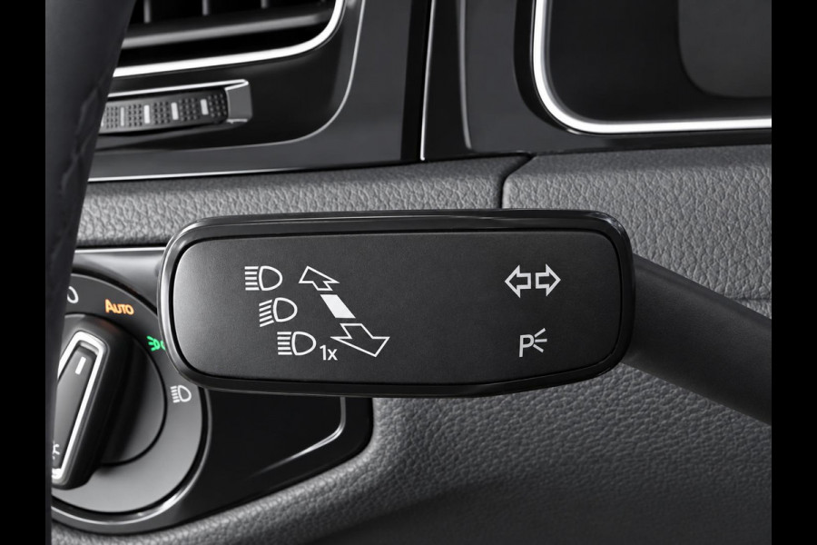 Volkswagen Golf Variant 1.5 TSI Highline 150pk Automaat Panoramadak Trekhaak Navigatie Apple Carplay Android Auto Camera Parkeersensoren Adaptive Cruise Control Full Led Stoelverwarming Climate Control Lichtmetalen velgen