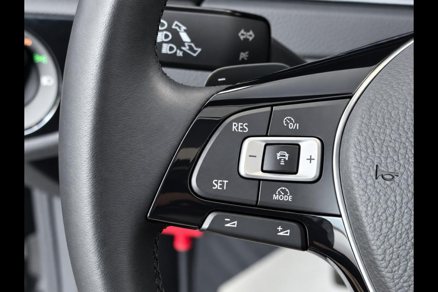 Volkswagen Golf Variant 1.5 TSI Highline 150pk Automaat Panoramadak Trekhaak Navigatie Apple Carplay Android Auto Camera Parkeersensoren Adaptive Cruise Control Full Led Stoelverwarming Climate Control Lichtmetalen velgen