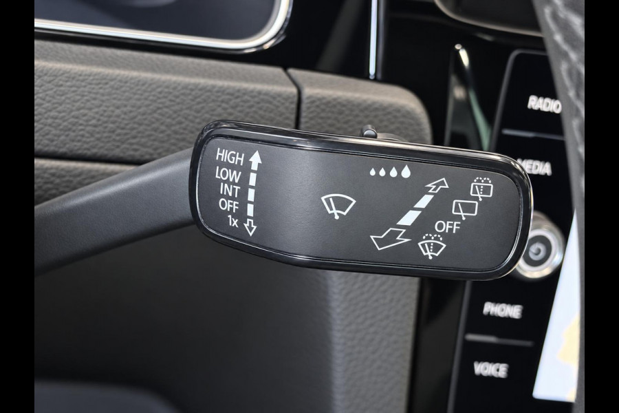 Volkswagen Golf Variant 1.5 TSI Highline 150pk Automaat Panoramadak Trekhaak Navigatie Apple Carplay Android Auto Camera Parkeersensoren Adaptive Cruise Control Full Led Stoelverwarming Climate Control Lichtmetalen velgen