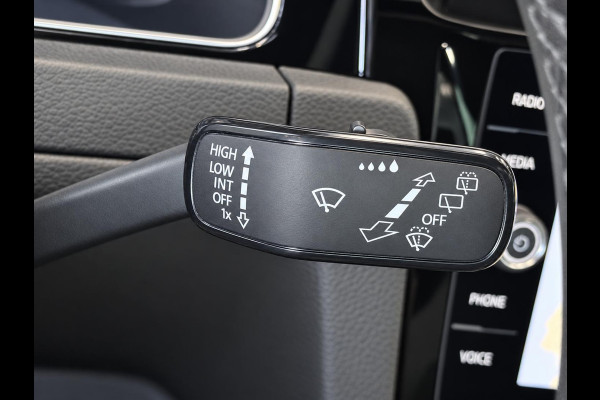 Volkswagen Golf Variant 1.5 TSI Highline 150pk Automaat Panoramadak Trekhaak Navigatie Apple Carplay Android Auto Camera Parkeersensoren Adaptive Cruise Control Full Led Stoelverwarming Climate Control Lichtmetalen velgen