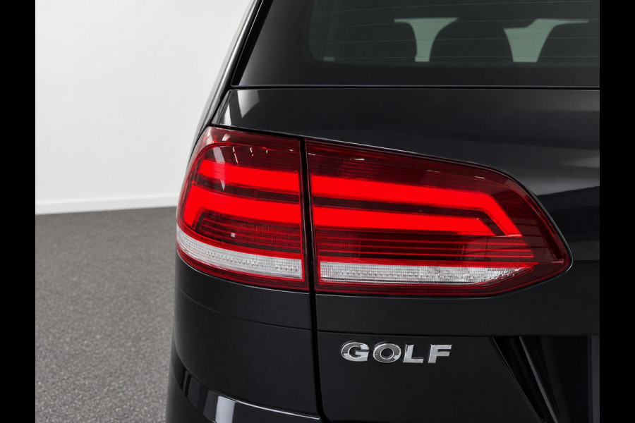 Volkswagen Golf Variant 1.5 TSI Highline 150pk Automaat Panoramadak Trekhaak Navigatie Apple Carplay Android Auto Camera Parkeersensoren Adaptive Cruise Control Full Led Stoelverwarming Climate Control Lichtmetalen velgen