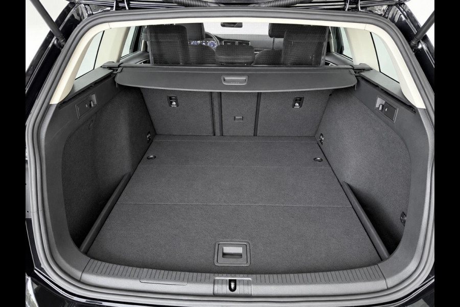 Volkswagen Golf Variant 1.5 TSI Highline 150pk Automaat Panoramadak Trekhaak Navigatie Apple Carplay Android Auto Camera Parkeersensoren Adaptive Cruise Control Full Led Stoelverwarming Climate Control Lichtmetalen velgen