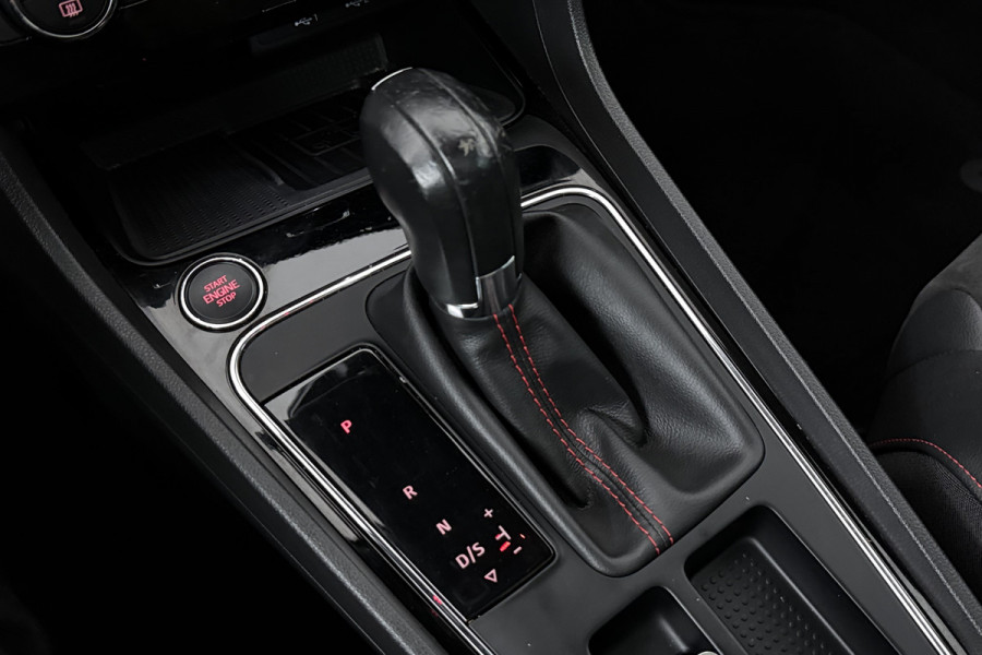 Seat Leon ST 1.5 TSI FR Ultimate Edition Black (PANORAMADAK, STOELVERWARMING, TREKHAAK AF, BEATS AUDIO, DIGITALE COCKPIT)