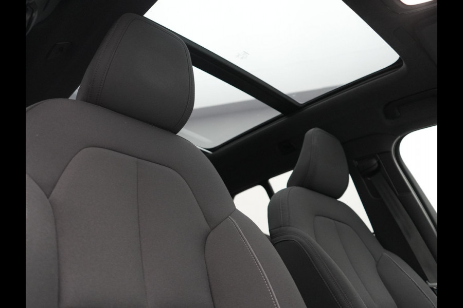 Volvo XC40 Recharge Ultimate 69 kWh 231pk Dealer O.H. | Panodak | Warmtepomp | 360 Camera | Adaptive Cruise | Harman / Kardon | Sportstoelen Memory & Verwarmd | Blis | Keyless | Pilot Assist | Apple Carplay | Stuur Verwarmd | Google Assistent &  | 20"L.M |